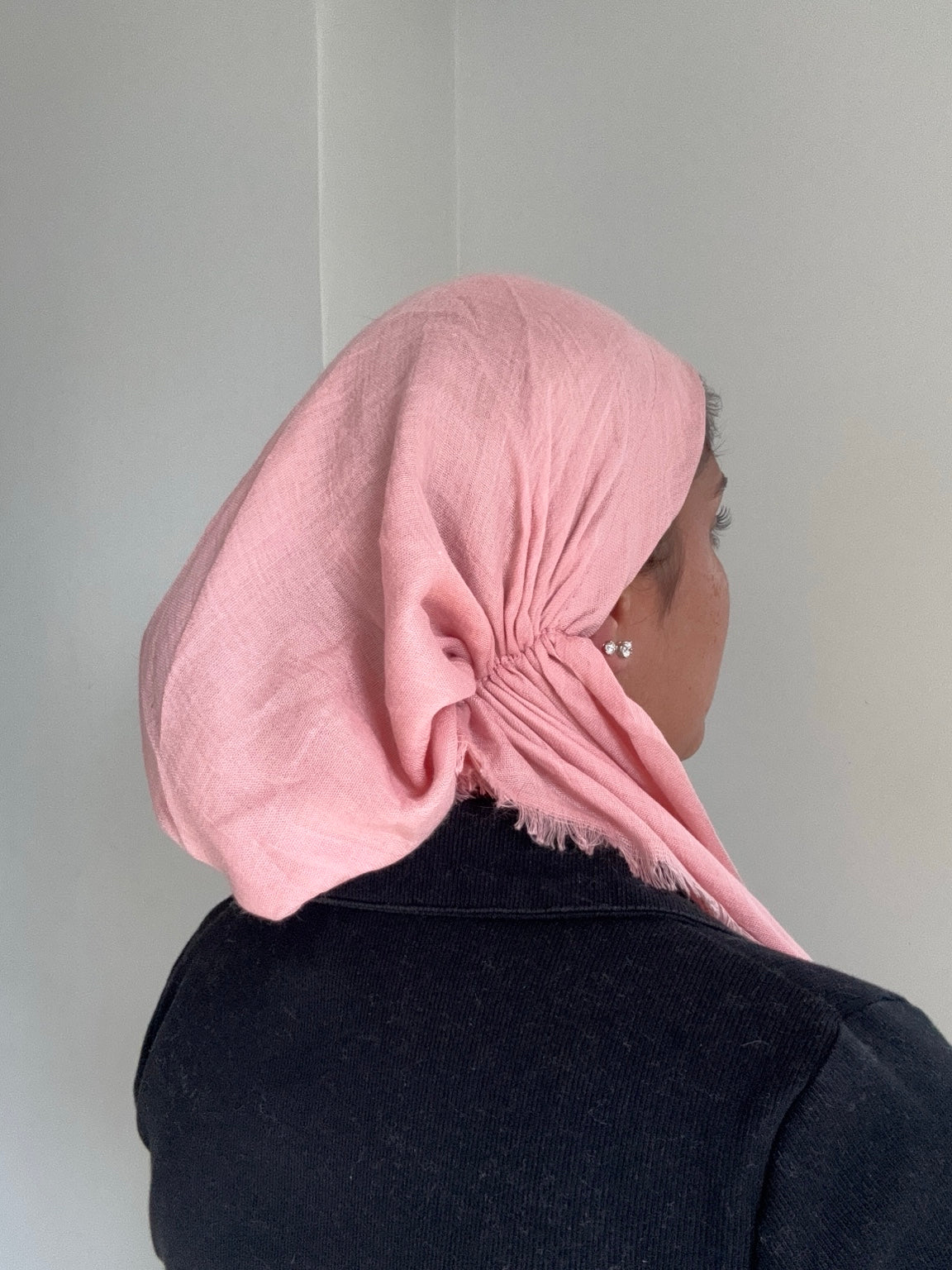 Adjustable pink pre-tie 