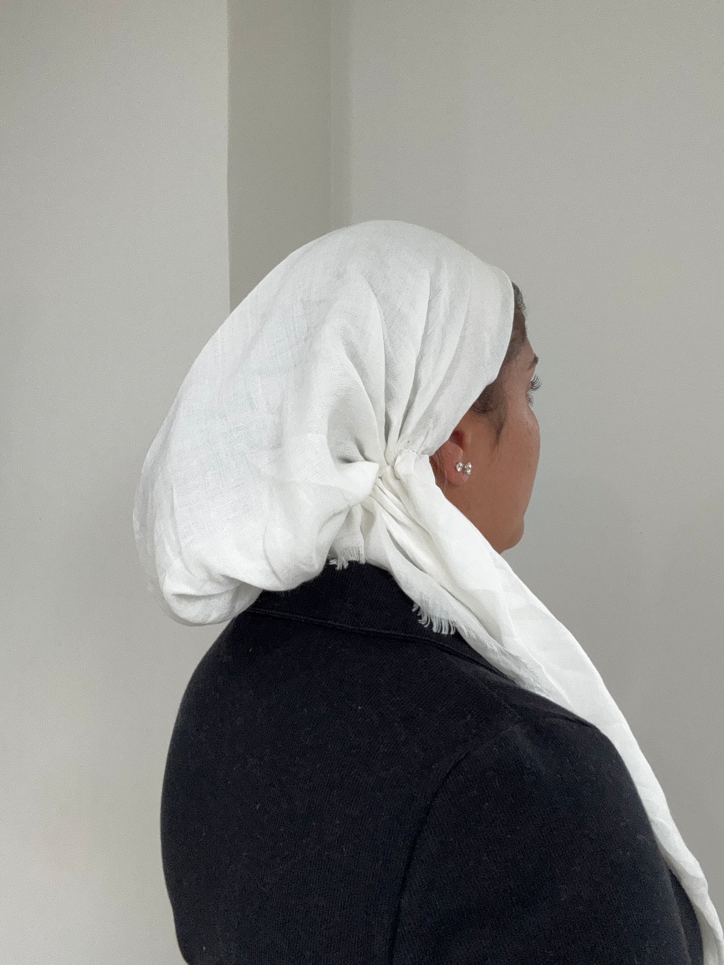 Adjustable white pre-tie